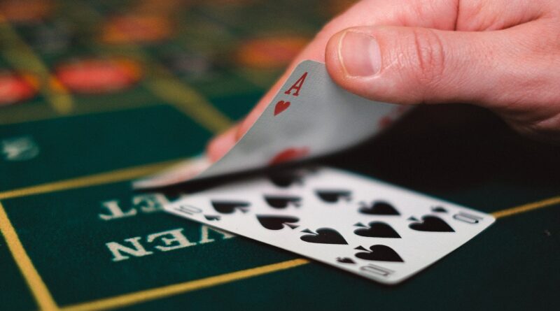 Nghệ Thuật Đánh Lừa Đối Thủ Trong Casino Poker Trực Tuyến